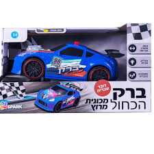 מכונית מרוץ ברק הכחול נוסעת ודוברת עברית