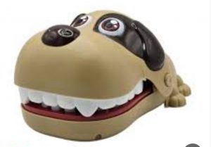 משחק נשיכת יד - כלב